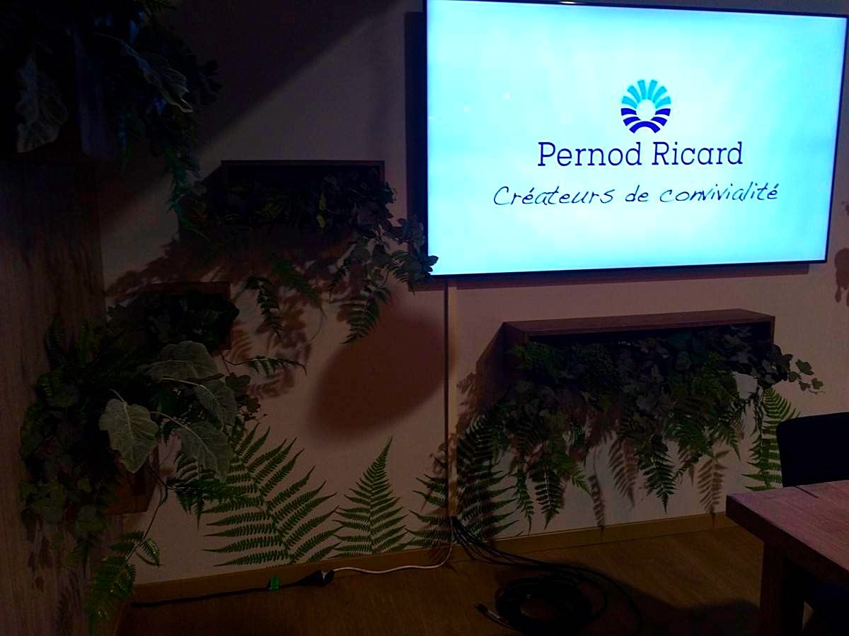 plantes, feuillages et fleurs artificiels en composition florale pour stand exposition de salon dans le Var