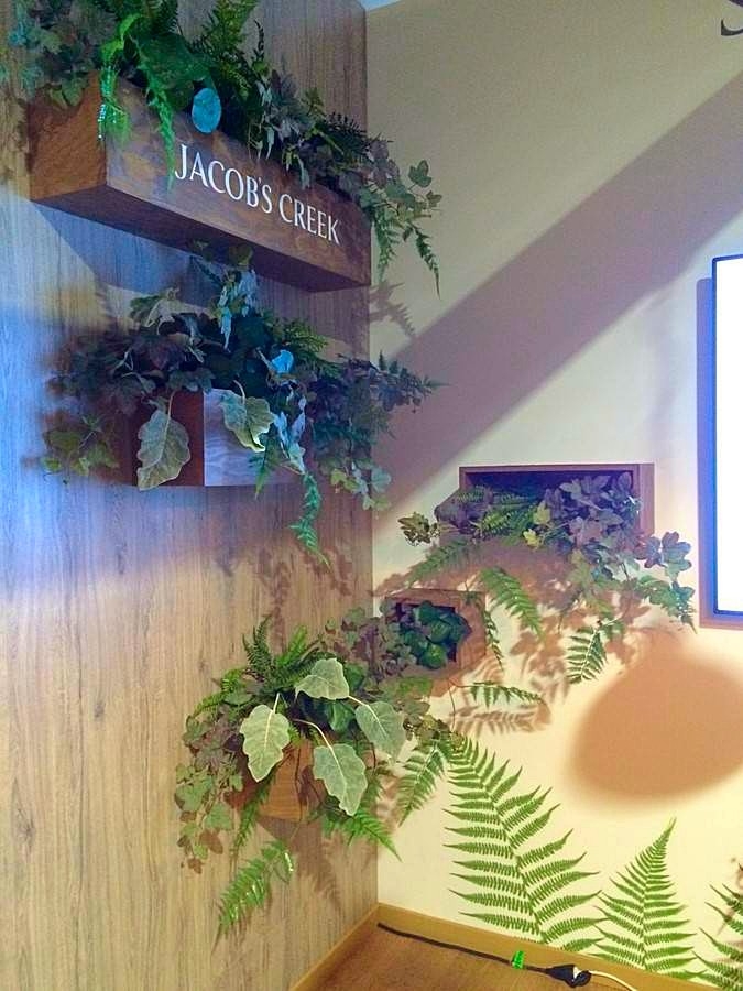 plantes, feuillages et fleurs artificiels en composition florale pour stand exposition de salon dans le Var