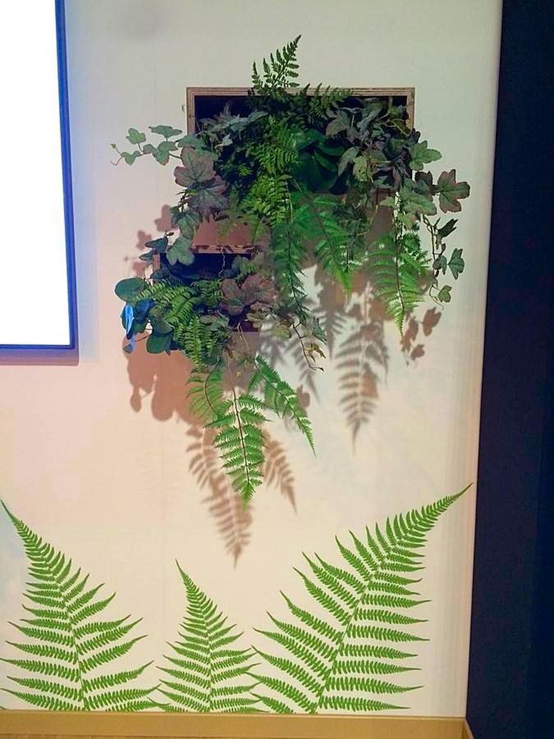 plantes, feuillages et fleurs artificiels en composition florale pour stand exposition de salon dans le Var