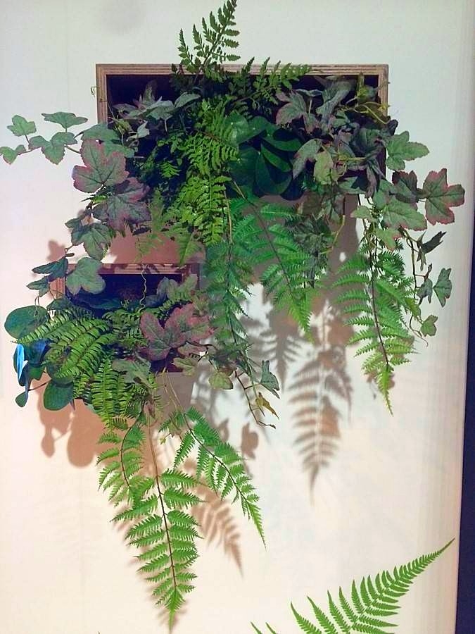 plantes, feuillages et fleurs artificiels en composition florale pour stand exposition de salon dans le Var