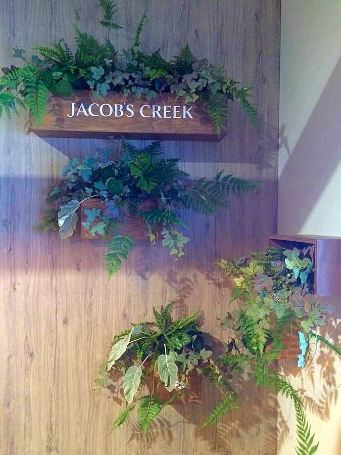 plantes, feuillages et fleurs artificiels en composition florale pour stand exposition de salon dans le Var