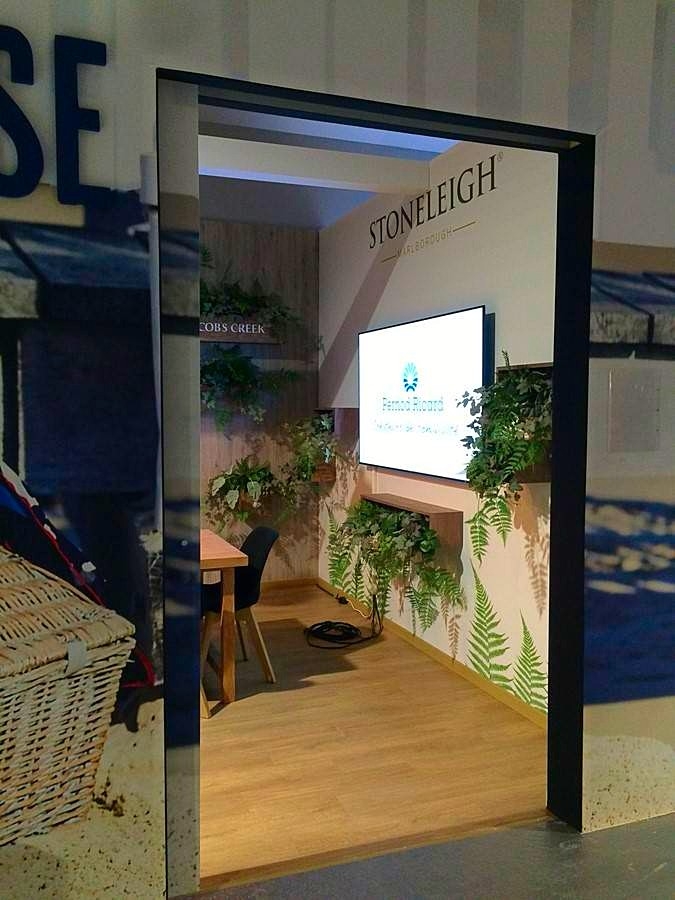 plantes, feuillages et fleurs artificiels en composition florale pour stand exposition de salon dans le Var