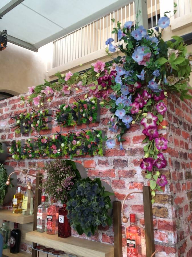 mur de verdure et fleurs artificiels pour stand salon evenement