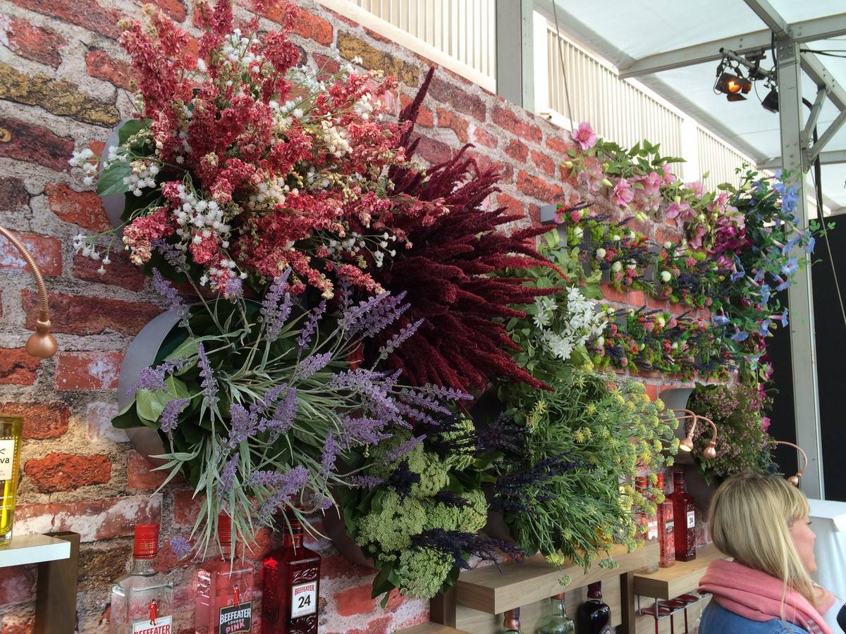 mur de fleur et feuillage pour stand exposition evenement