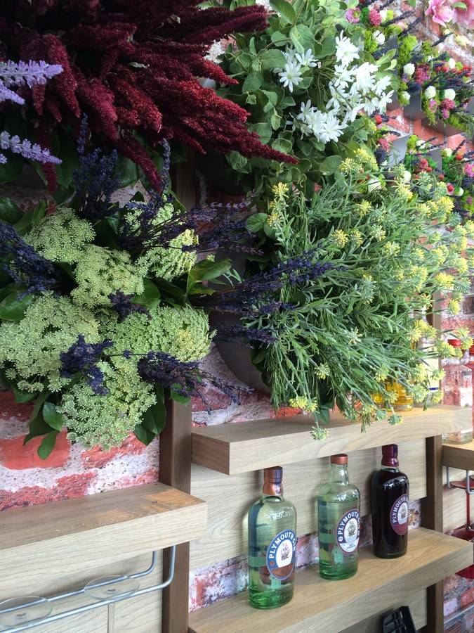 fleurs et feuillage en création murale pour bar evenement