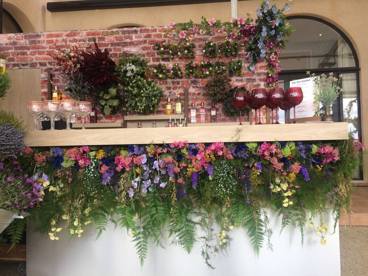 mur de fleurs en naturel et artficiels pour bar de réception d'évenement