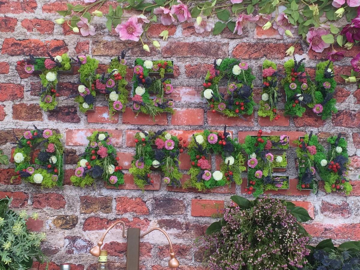 lettrage de mousse végétal et de fleurs pour vos événements
