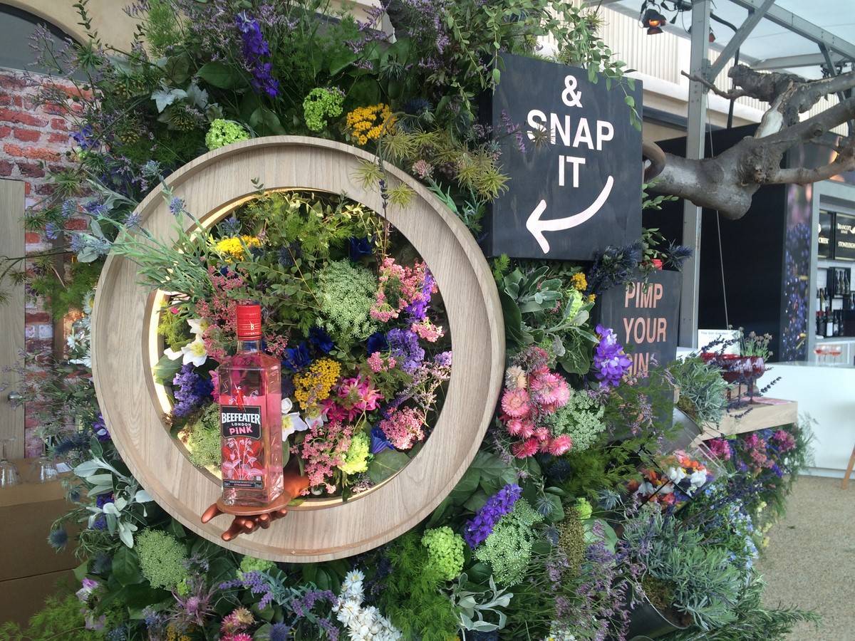 location de mur de fleur et de feuillage pour décoration de bar dans le sud de la France