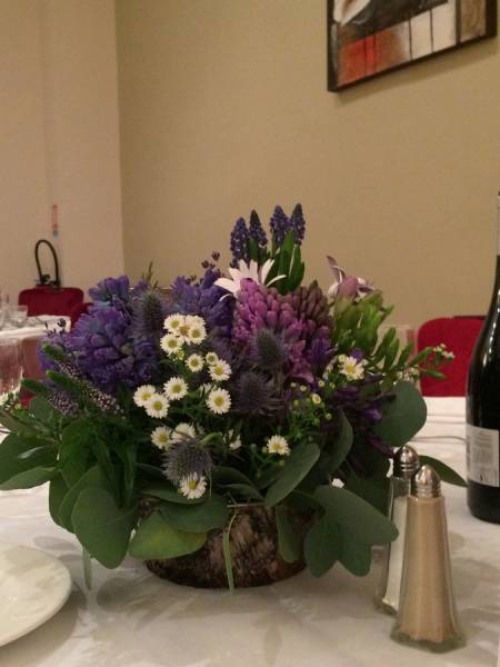 Centre de table de jacinthe, de muscari, de freesia, bleu pour dîner de réception à l'Aquabella Hotel Spa à Aix en Provence.