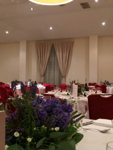 Centre de table de jacinthe, de muscari, de freesia, bleu pour dîner de réception à l'Aquabella Hotel Spa à Aix en Provence.