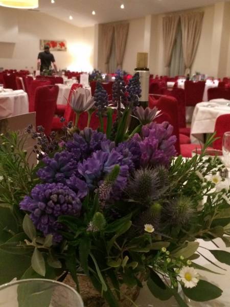 Centre de table de jacinthe, de muscari, de freesia, bleu pour dîner de réception à l'Aquabella Hotel Spa à Aix en Provence.