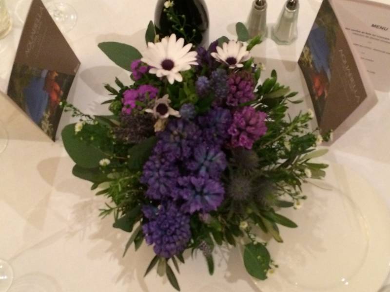 Centre de table de jacinthe, de muscari, de freesia, bleu pour dîner de réception à l'Aquabella Hotel Spa à Aix en Provence.