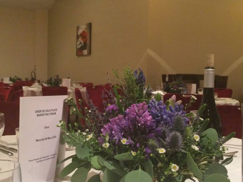 Centre de table de jacinthe, de muscari, de freesia, bleu pour dîner de réception à l'Aquabella Hotel Spa à Aix en Provence.