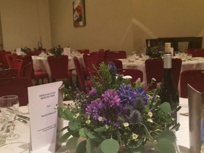 Centre de table de jacinthe, de muscari, de freesia, bleu pour dîner de réception à l'Aquabella Hotel Spa à Aix en Provence.