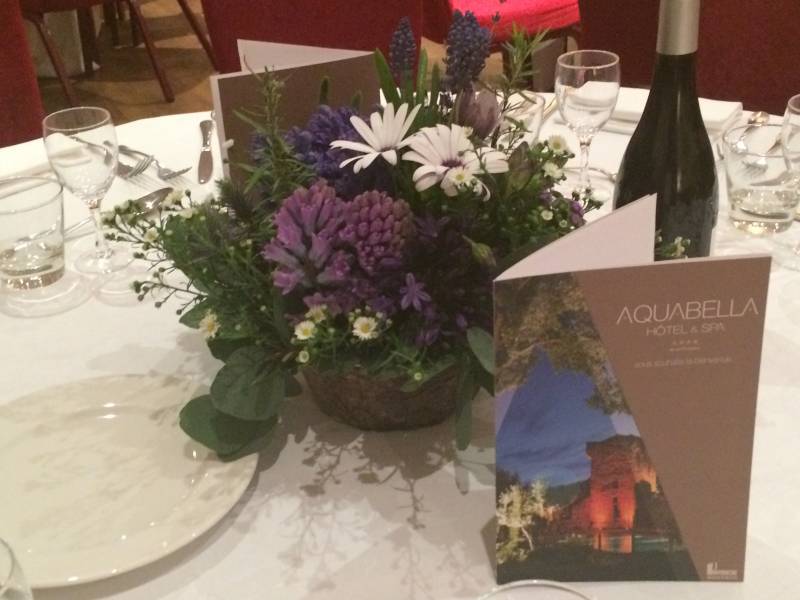 Décoration florale bleuté d'ambiance de sous-bois.