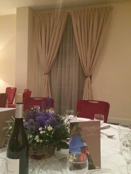 Centre de table de jacinthe, de muscari, de freesia, bleu pour dîner de réception à l'Aquabella Hotel Spa à Aix en Provence.