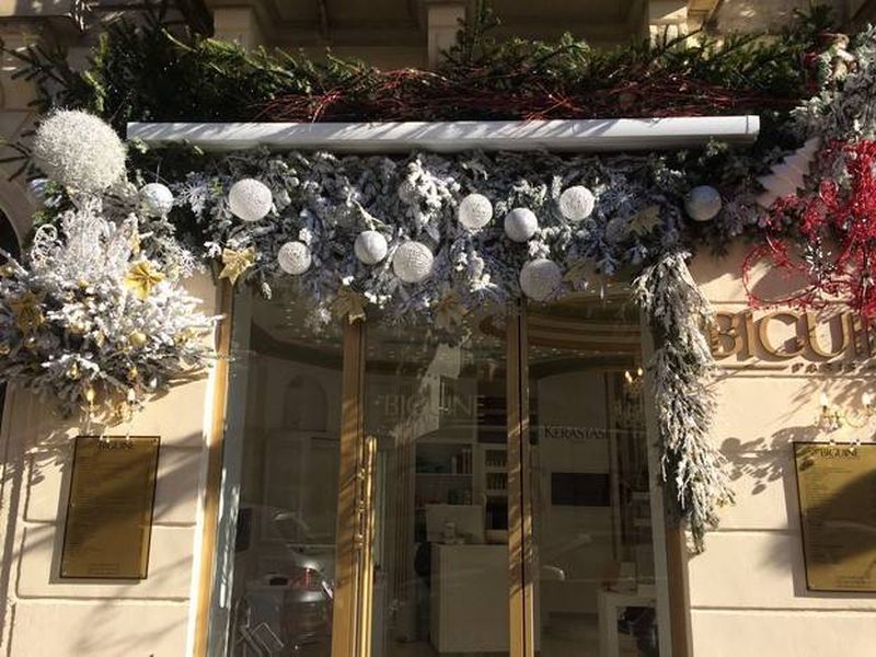 décor de noel pour façade et vitrine de commerce à Marseille