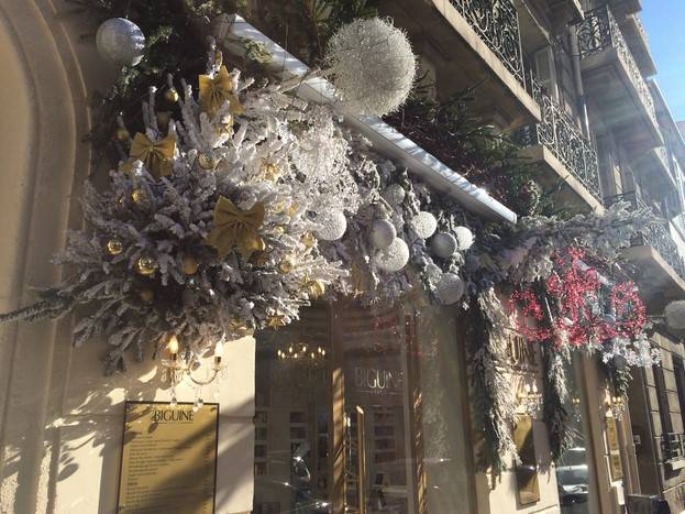 décor de noel pour façade et vitrine de commerce à Marseille