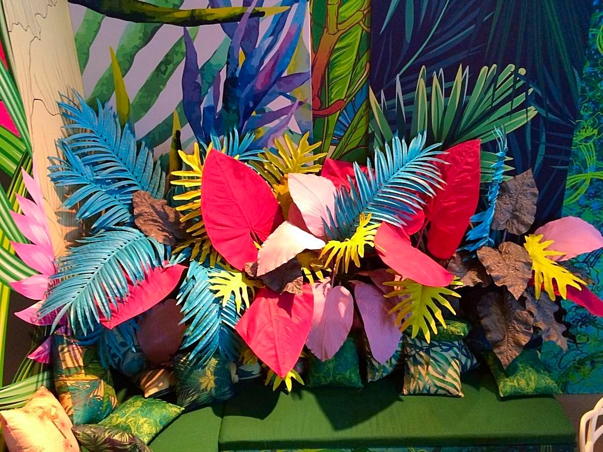 composition florale géante artificielle pour stand exposition dans le Var