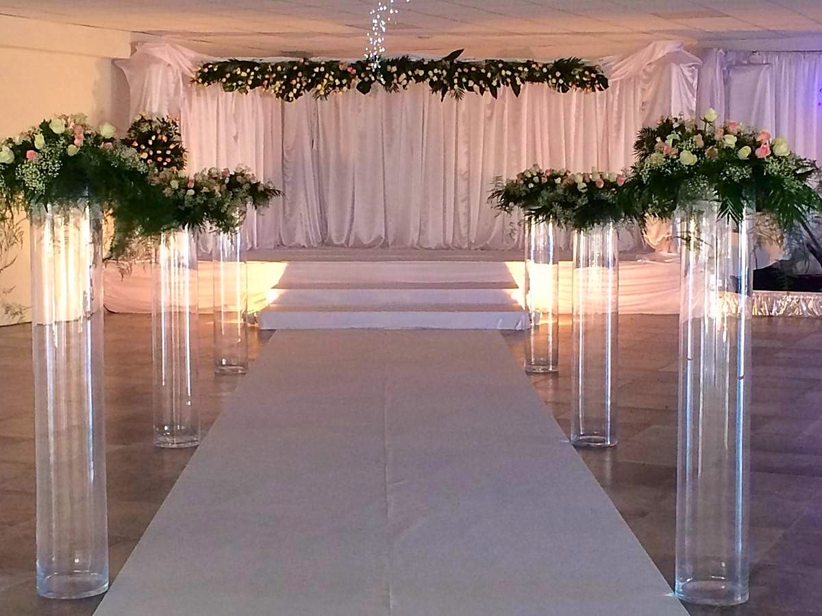 Les colonnes de fleurs jalonnent l'allée nuptiale.