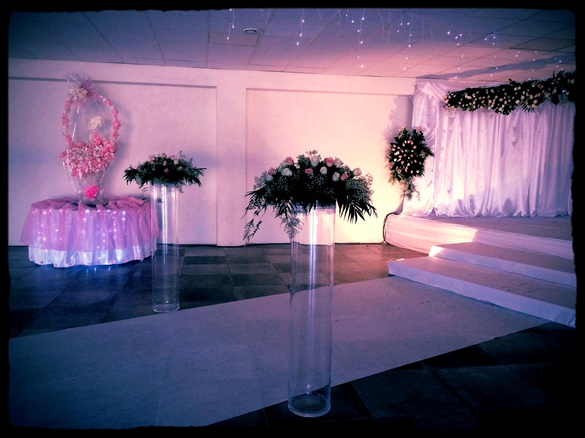 La table des buffets desserts et dragées s'harmonisent avec le cœur nuptial du mariage.