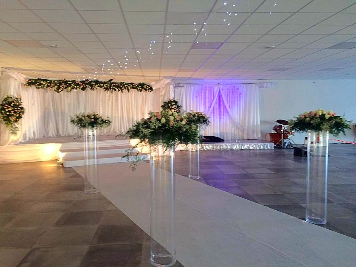 Les grands vases tube en verre transparent laissent le décor se dessiner au delà des décors et prolongent les effets de perspectives recherchés.