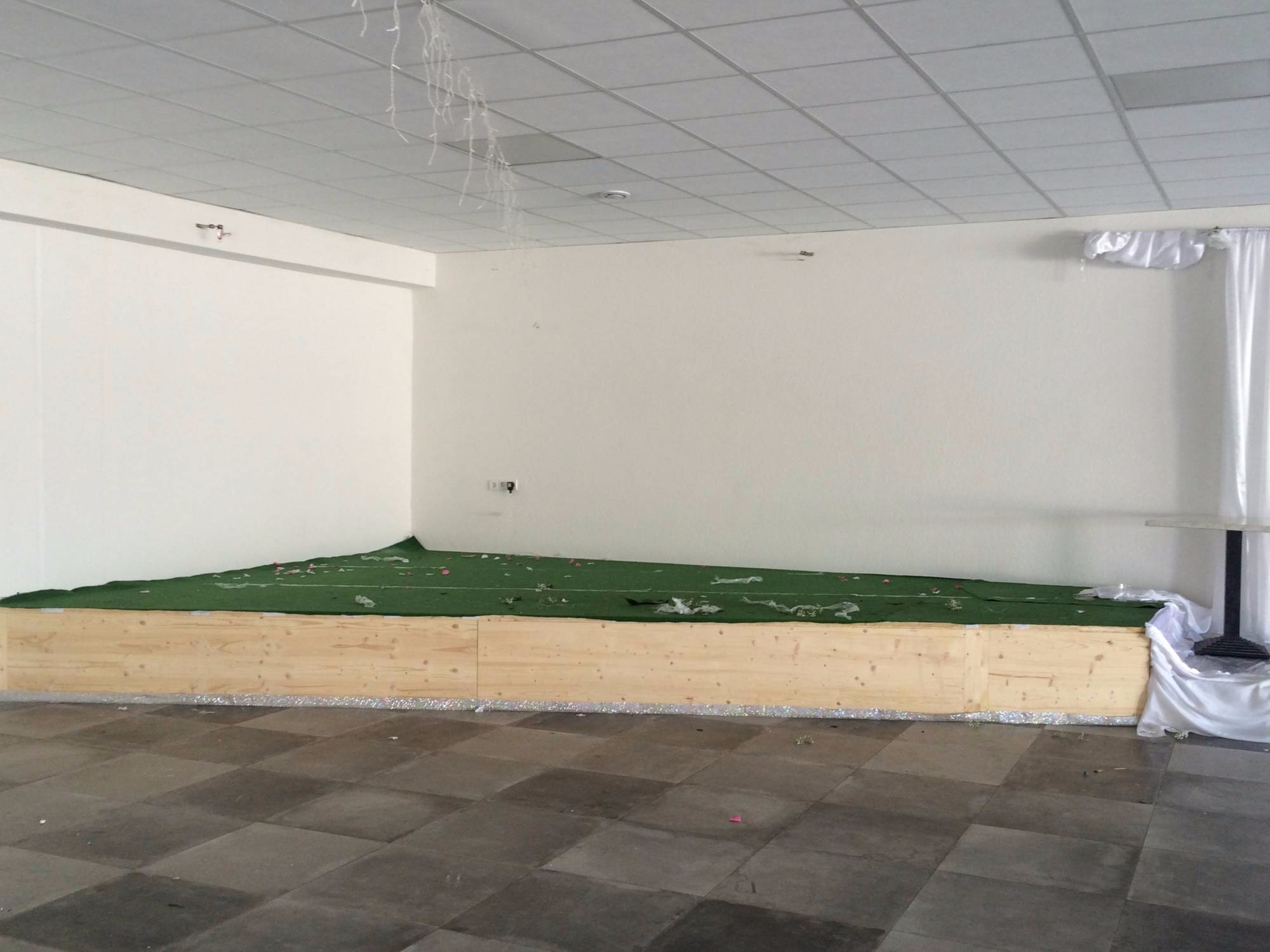 Voici le podium de la scène nuptiale juste après le démontage du décor réalisé par nos soins.