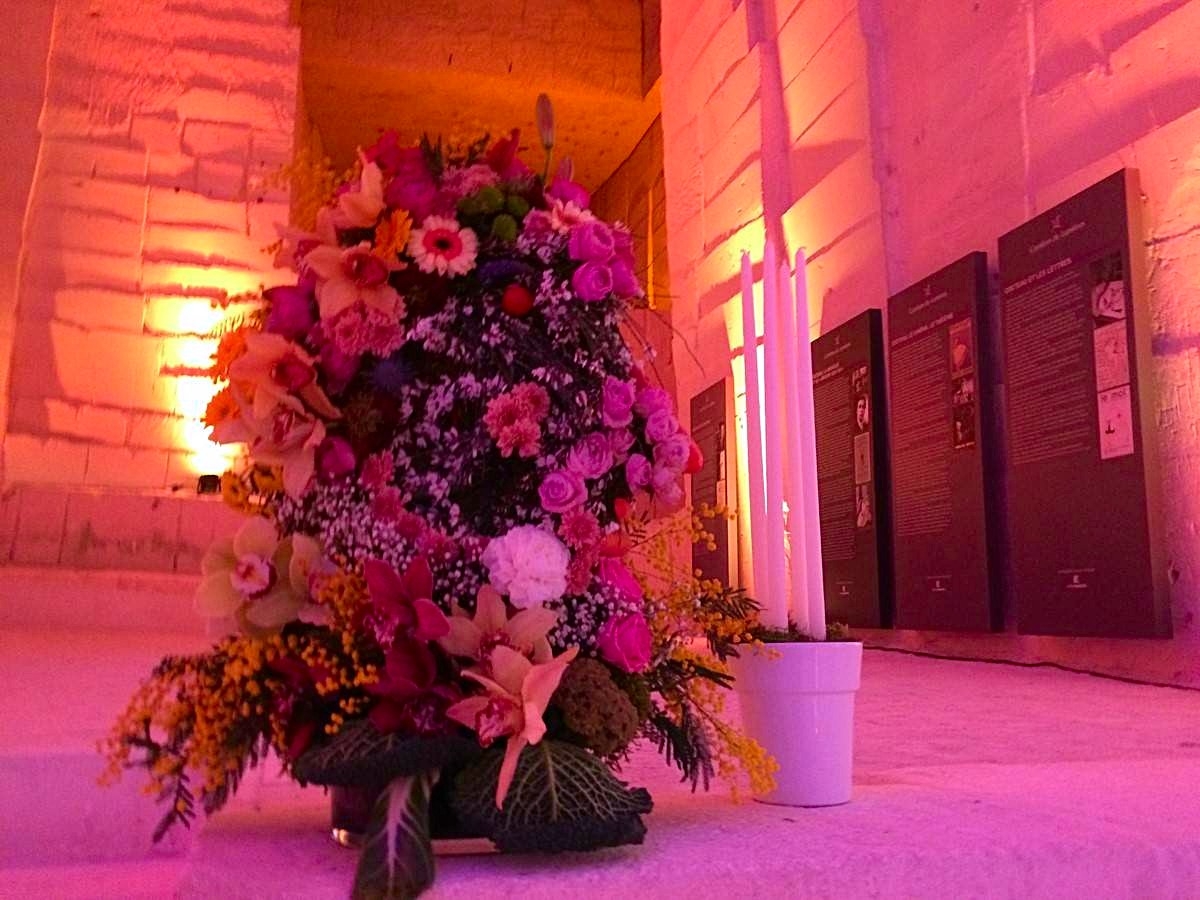 Les bougies cierges illuminent chaque création florale sont proposées avec la base et le bougeoir en location.