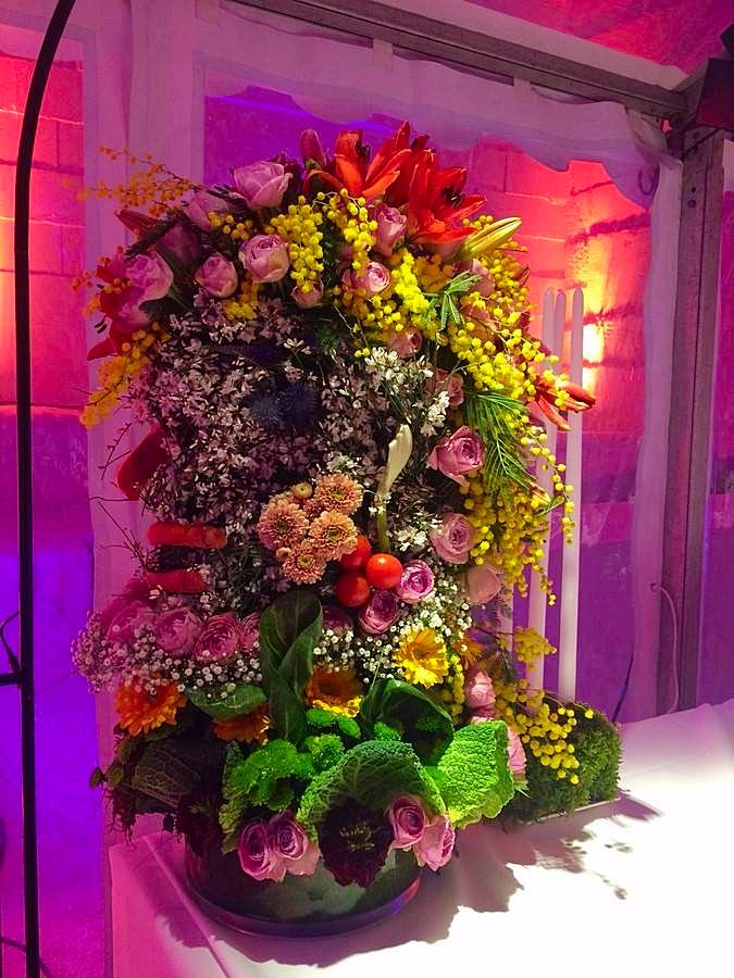 Ce concept atypique est un hommage au spectacle des Carrières de Lumières et correspond aux codes couleurs de la soirée inaugurale.