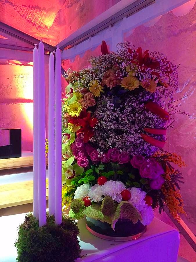 Les décors floraux des buffets sont disposés judicieusement sur les côtés des tables traiteurs.