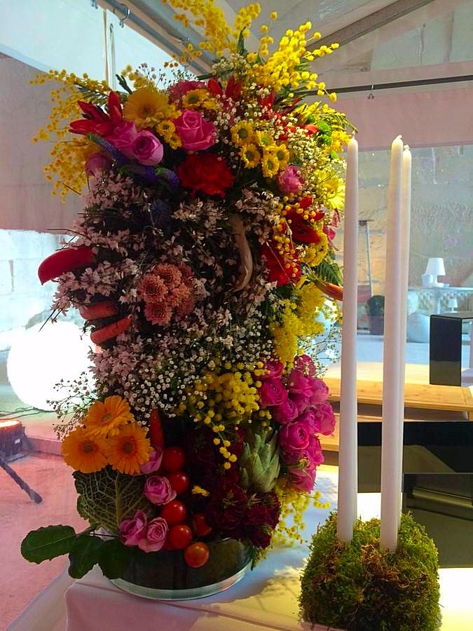 Les légumes sont mélangés aux fleurs et servent de nez, de bouches et d'oreilles.