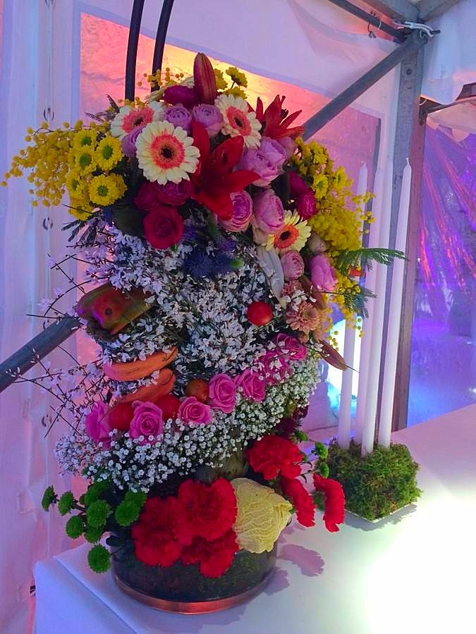 Le thème du printemps de l'oeuvre de l'artiste est le décor des buffets du traiteur.