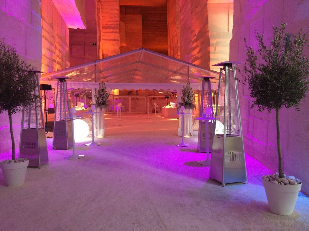 Les bouquets d'entrée de tente s'harmonisent avec nos oliviers en pots à la location.