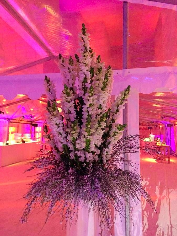 L'ensemble floral mesure près de 2m20 m de hauteur.