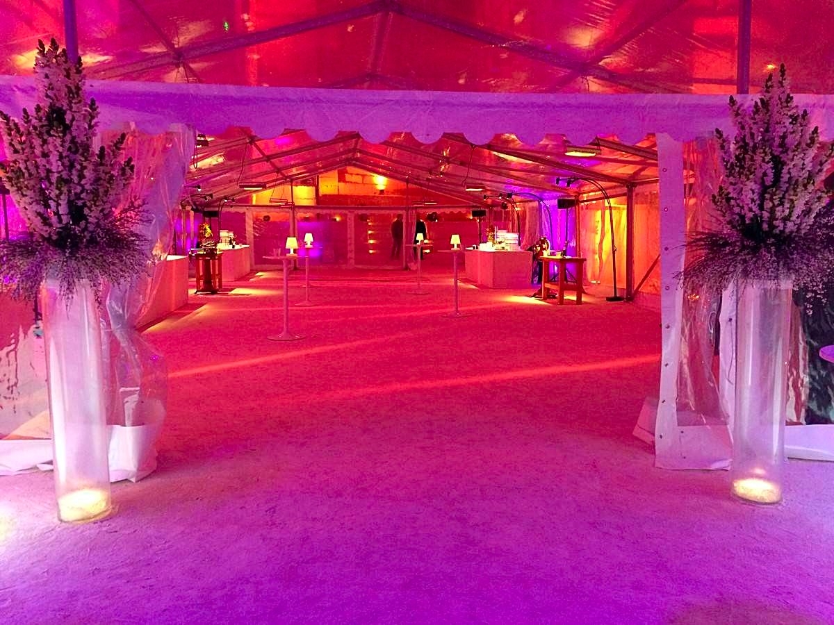 Deux belles compositions de mufliers blancs en bouquets hauts pour l'entrée de votre réception.