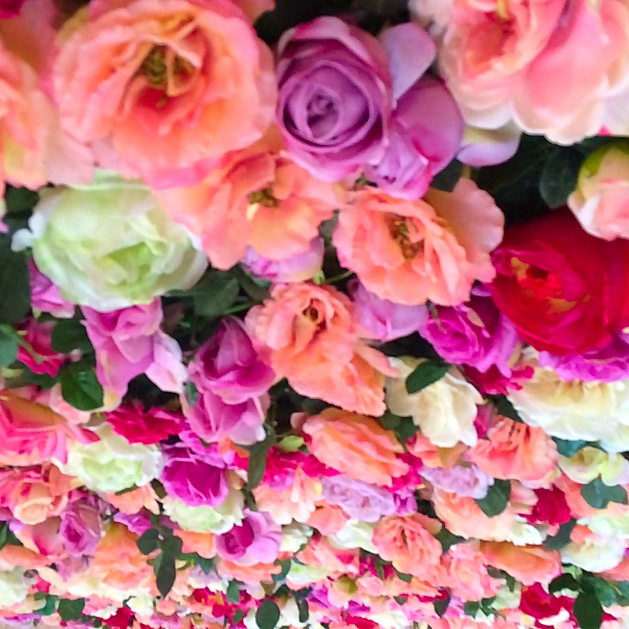 Les grosses roses en fleurs coupées naturelles donnent un meilleur rendu si elles sont serrées.