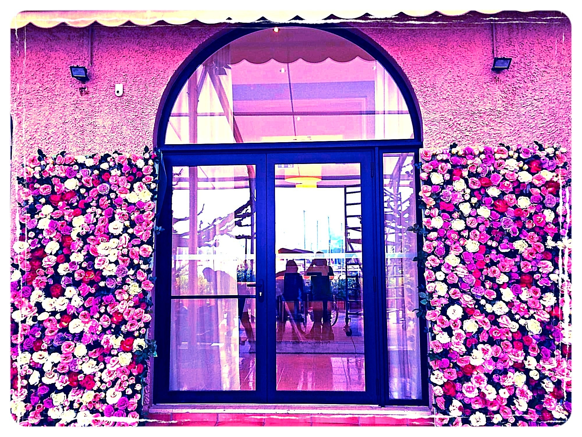 Les murs sont composés de modules afin de faciliter les livraisons et créer des panneaux amovibles.