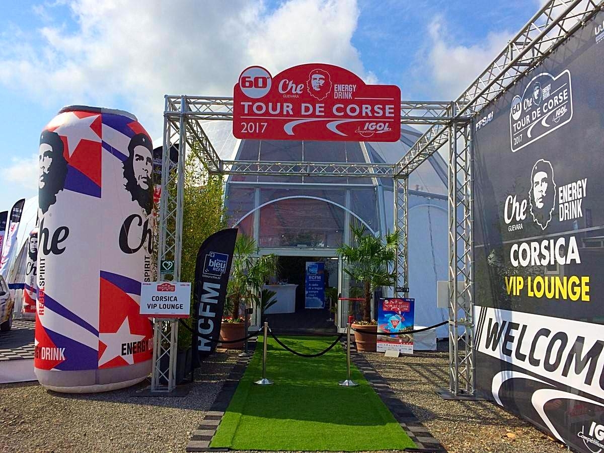 L'entrée de la tente igloo de l'espace Corsica VIP lounge est végétalisé avec des palmiers et des rideaux de bambous.