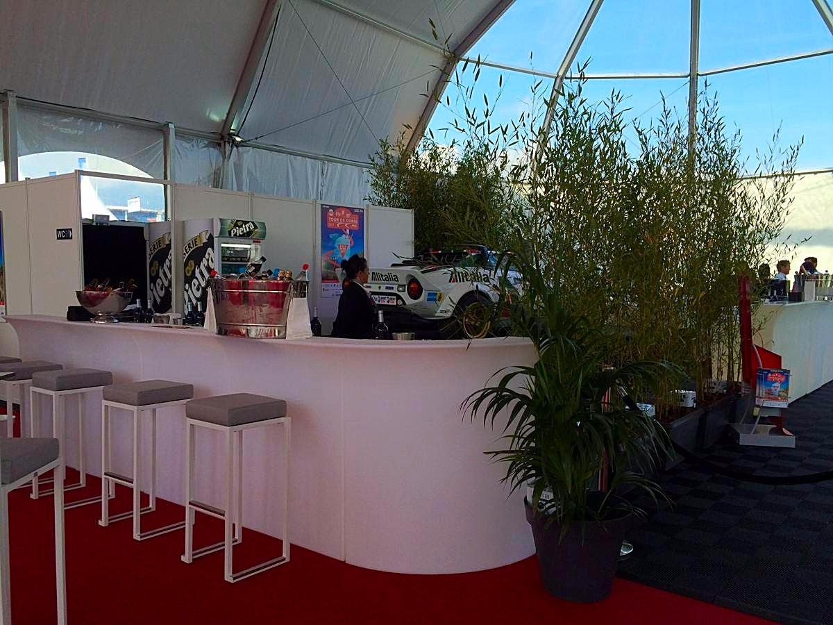 Les bambous en jardinières délimitent et ferment les espaces bar lounge des tentes réception.