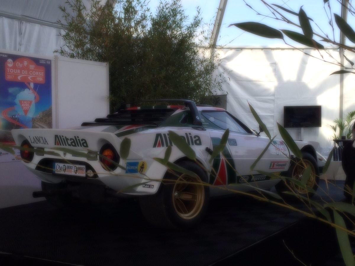 Les écrans de fond de scène mettent en valeur les expositions.