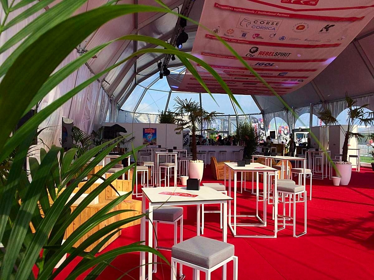 Chaque angle de la tente igloo est ornée d'un palmier kentia howe et feutre l'ambiance zen.