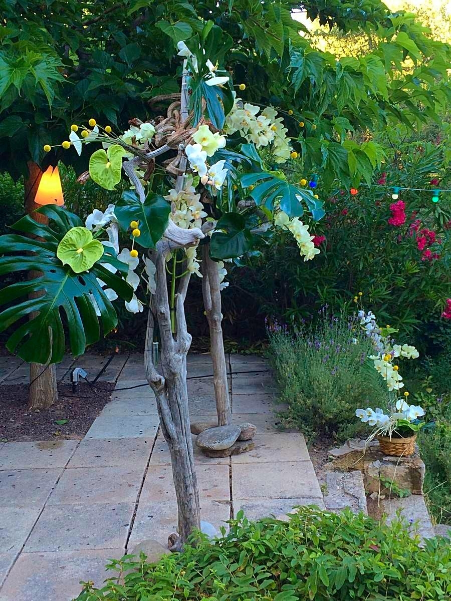 l'arche accueille les invités sur la terrasse de l'hotel