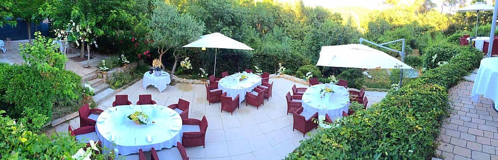 vue pannoramique sur l'arche d'acceuil des invités de la terrasse à Aix en Provence