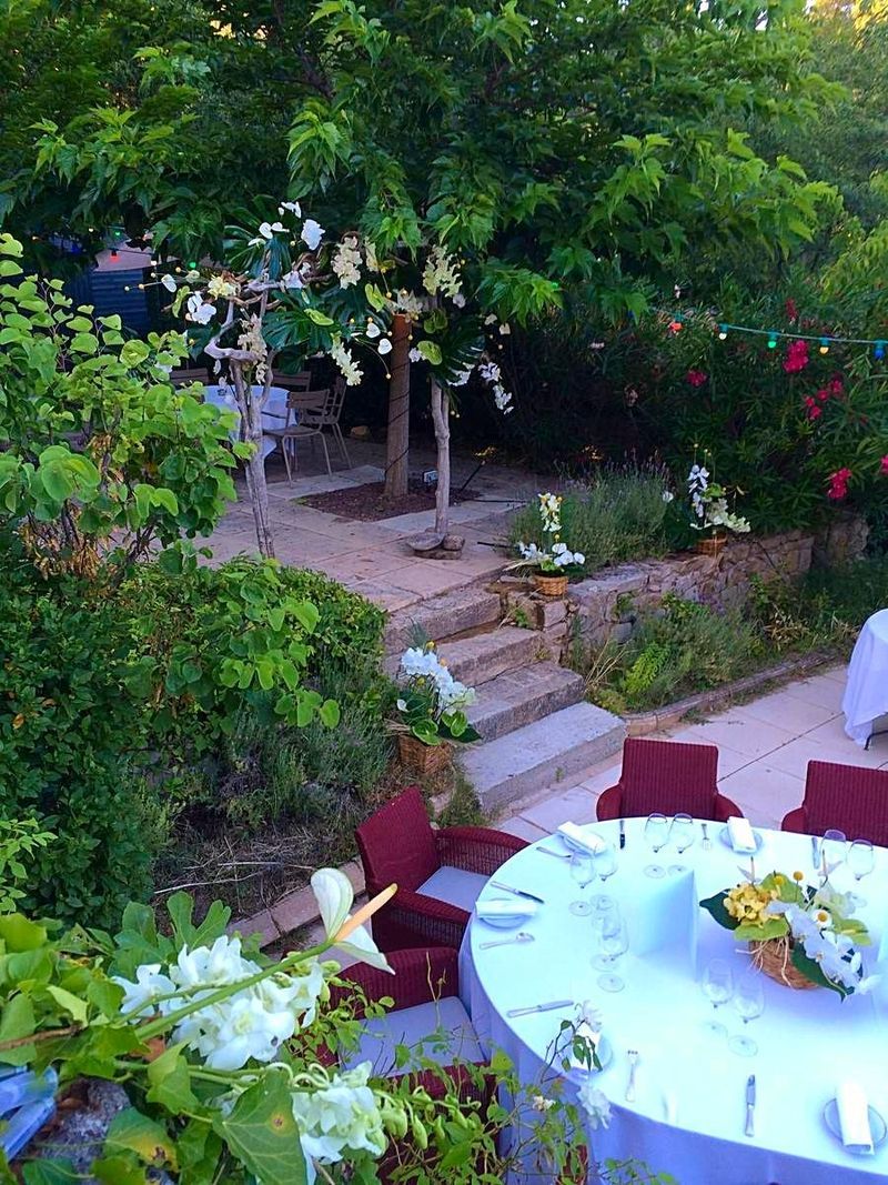 les centres de tables de fleurs exotiques s'harmonisent avec les décors des espaces de la terrasse