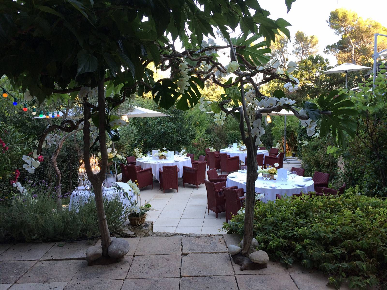 la base de l'arche florale est lestée par des pieds en teck et des gros galets