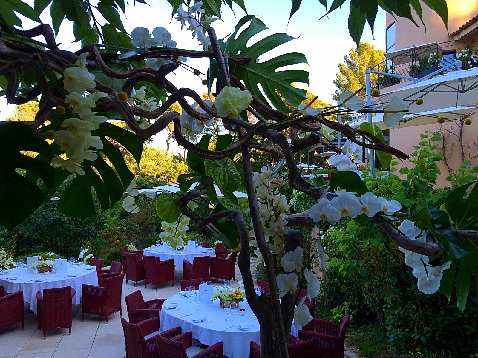 en dessous de l'arche, on distingue les taches de fleurs sur les tables des convives