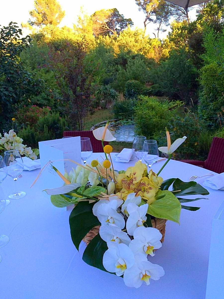 les centres de tables se détachent du parc de cette terrasse de jardin de l'hotel