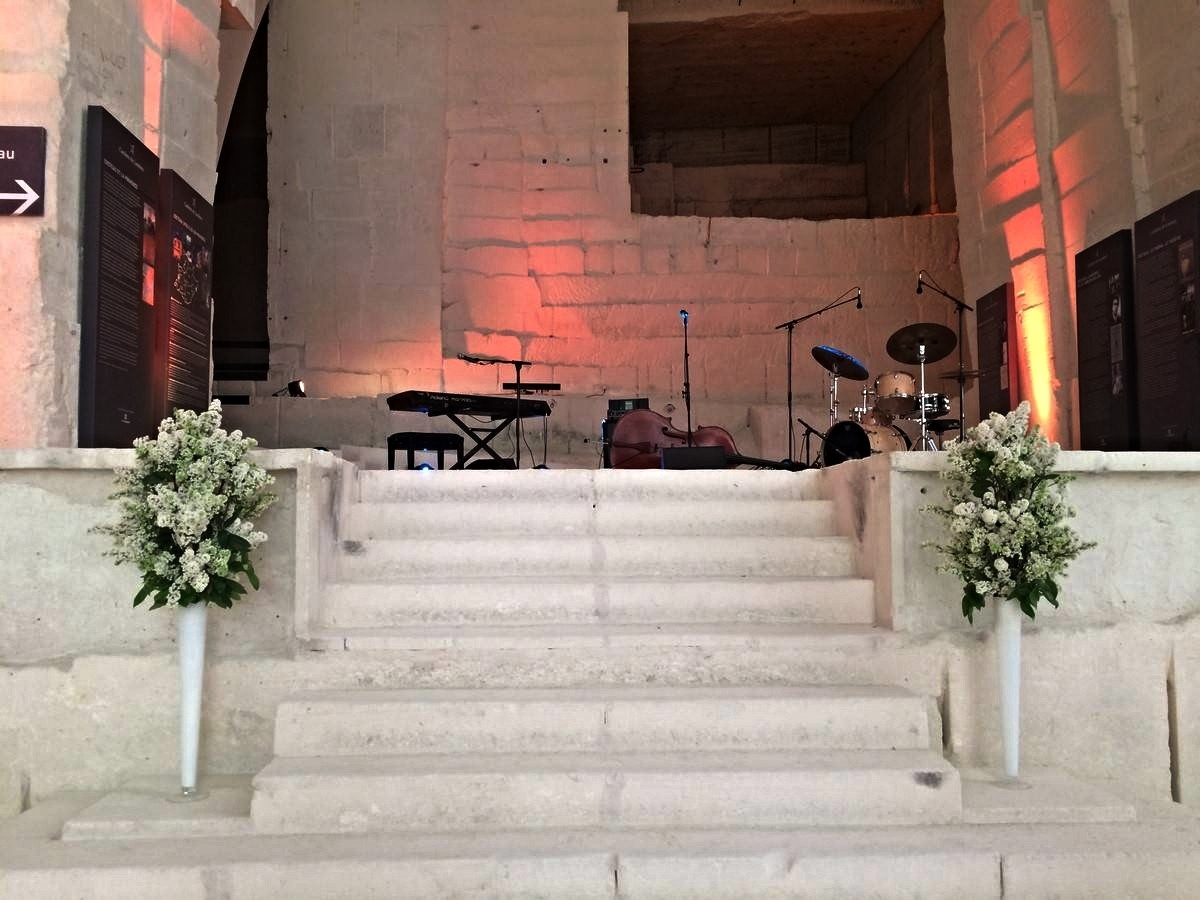 vase de fleurs blanches pour la scène des Carrières de Lumières aux Baux de Provence