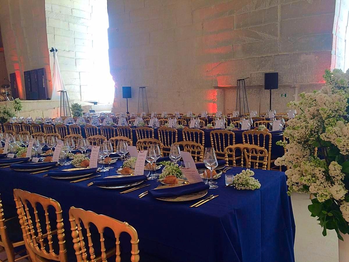 une frise de lilas blanc en centre tout le long face aux convives