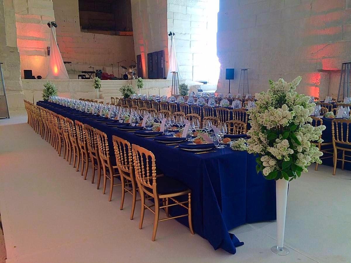 binômes floraux réussis pour ces tables de réception aux Carrières de Lumières